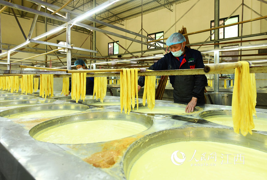 12月1日，在定南縣鵝公鎮留輋村九塅山腐竹廠，工人正在加緊制作腐竹。張睿攝