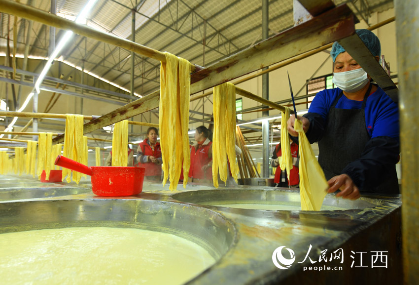 12月1日，在定南縣鵝公鎮留輋村九塅山腐竹廠，工人正在加緊制作腐竹。張睿攝