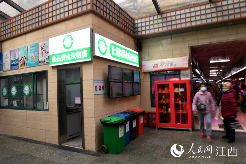 南昌市東湖區賢士湖花園菜場的食品安全快檢室。 人民網 時雨攝
