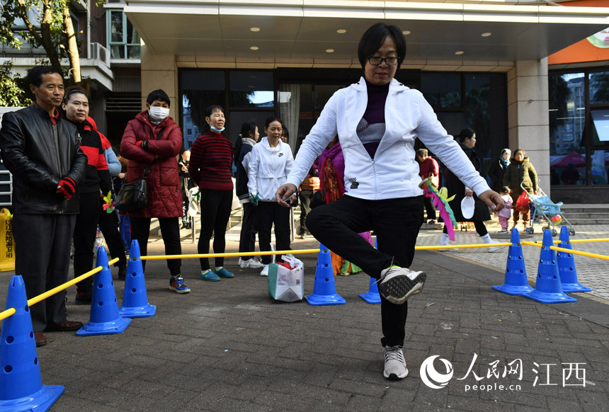 社區運動會總決賽上，民眾進行踢毽子比賽。 林天琪 攝