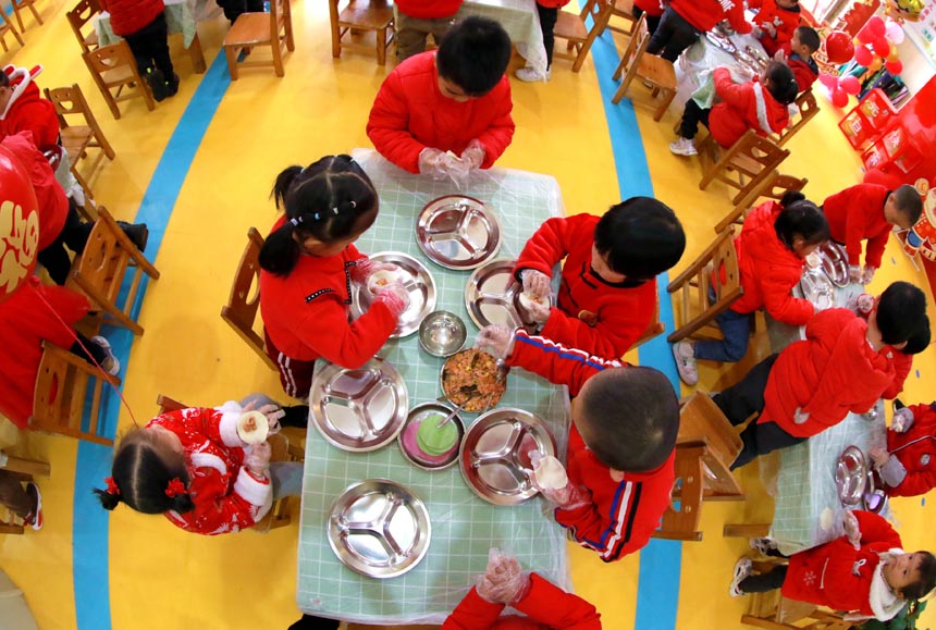 全南縣幼兒園開展包餃子迎冬至活動。尹其奇攝