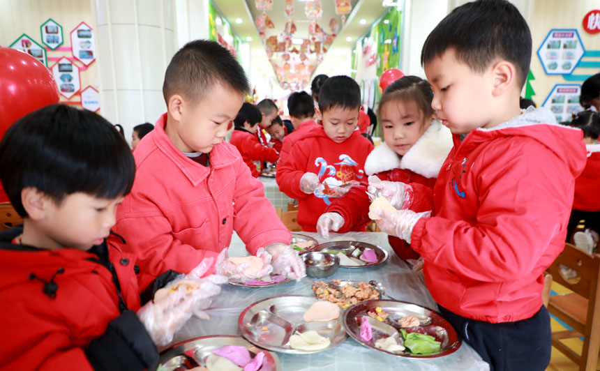 全南县幼儿园开展包饺子迎冬至活动。尹其奇摄