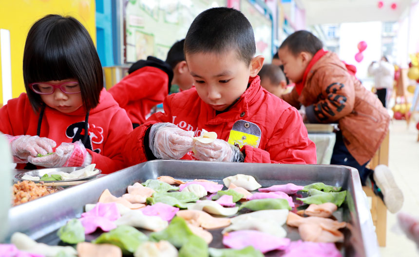 全南縣幼兒園開展包餃子迎冬至活動。尹其奇攝