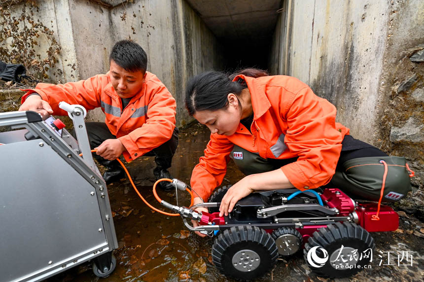 南昌局集團有限公司南昌工務段路橋車間工作人員正在安裝機器人。鮑贛生攝