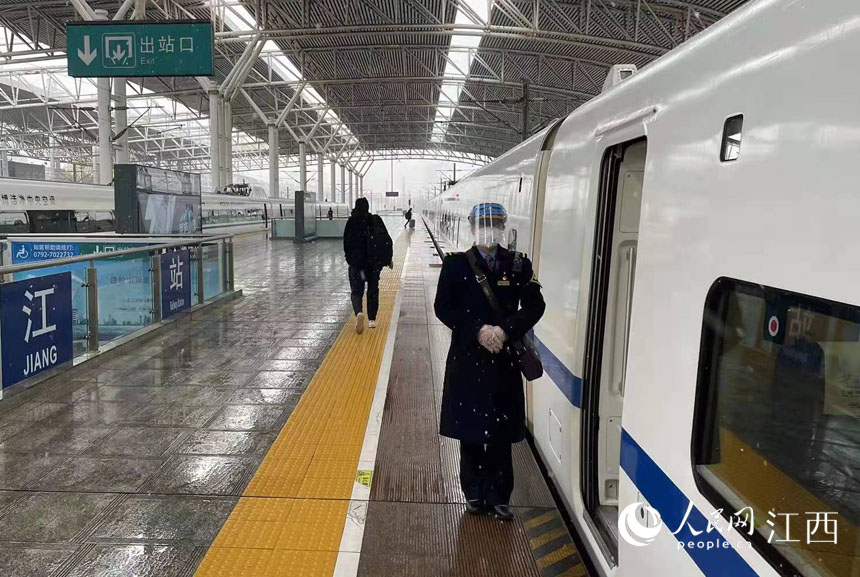 D6505次列車九江站始發，列車長黃玉蘭正在車門立崗迎接旅客上車。 王超 攝