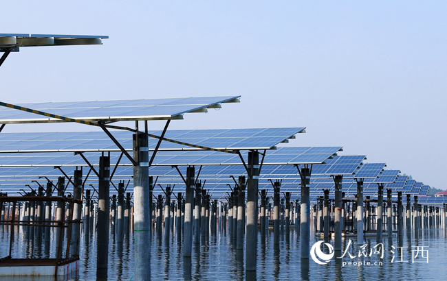 江西首座光储电站在华能丰城湖塘并网发电。胡典摄