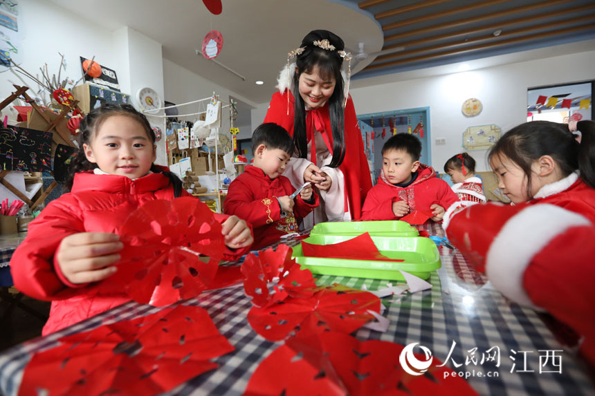 抚州东乡区第二幼儿园的孩子剪纸迎新年。 饶方其摄