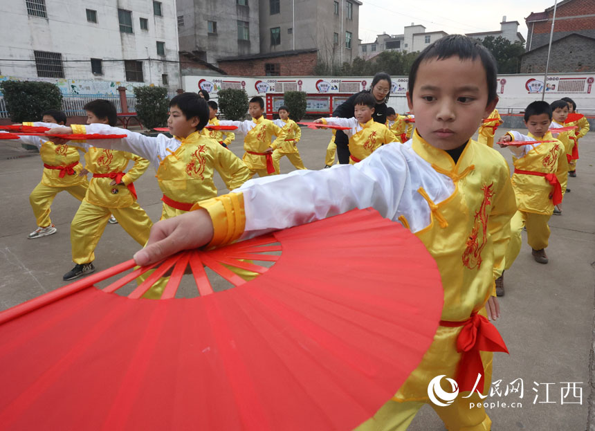 撫州市東鄉區楊橋殿鎮小學的孩子們在學校操場上進行傳統武術訓練。 何江華 攝