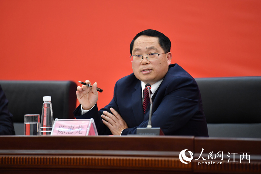 江西省十三屆人大六次會議新聞發言人、省人大常委會辦公廳副主任陳惠龍。人民網 時雨攝