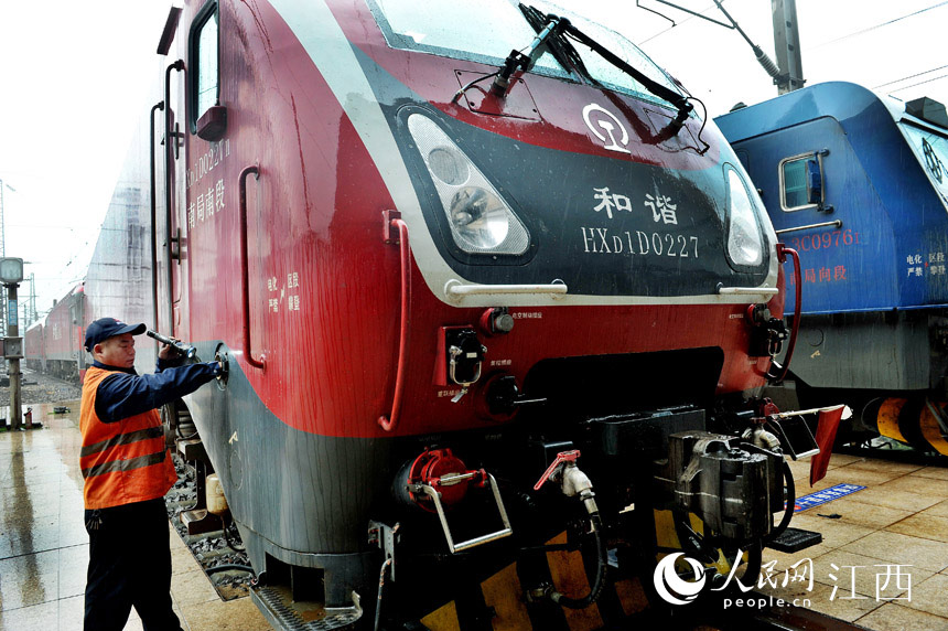 聶華平在檢查機車砂箱狀況。卓忠偉攝
