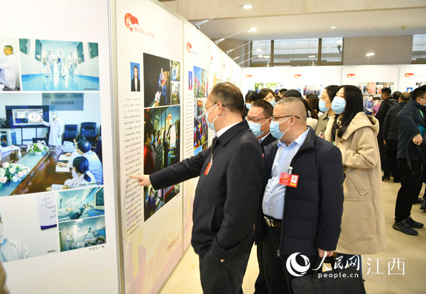 “鏡頭裡的人大代表”攝影圖片展現場。曾琦攝