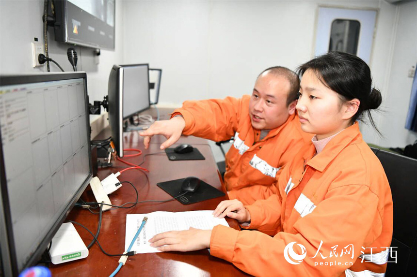 饒菁菁與工友們核對檢測數據。郭鈺祺攝