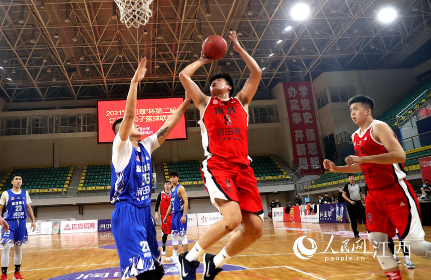 2021第二届江西省男子篮球联赛中，球员们在球场拼杀。 人民网 时雨摄