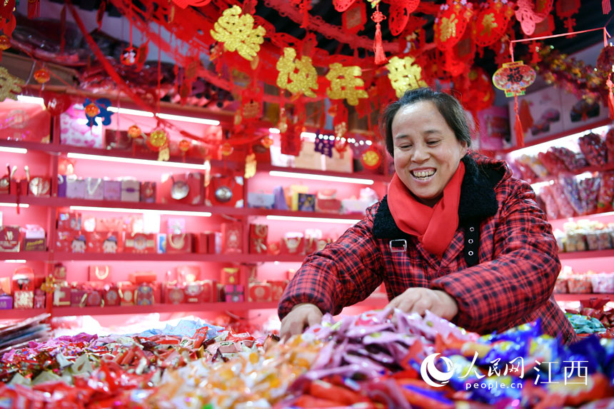 南昌新洪城大市场的糖果店里，市民正在备年货。 人民网 时雨摄