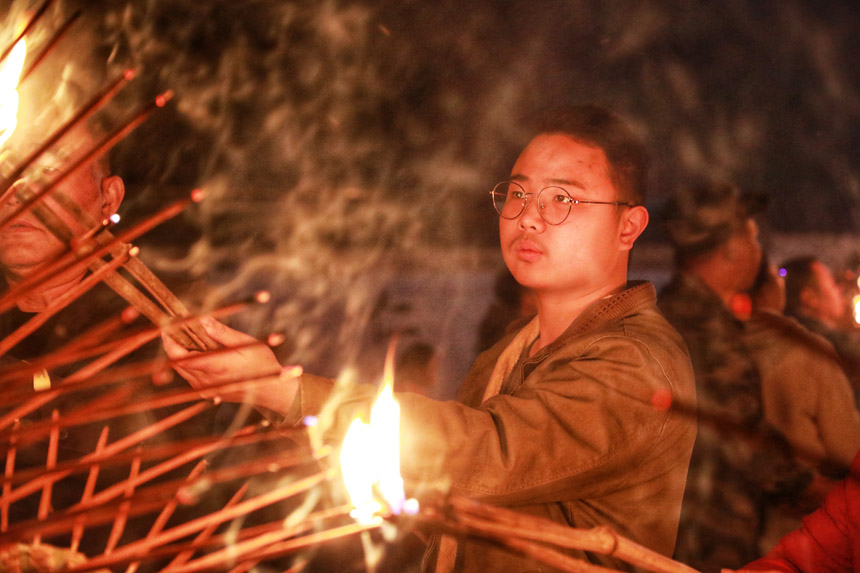 在江西省全南縣中寨鄉中寨村，村民正在舞香火龍。尹其奇攝