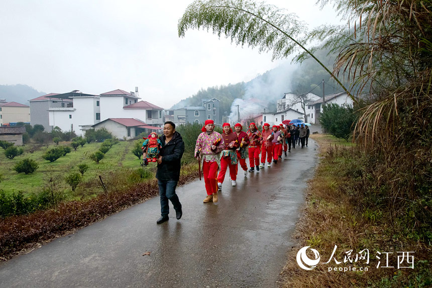 在江西省南丰县白舍镇，村民们跳傩舞庆祝新春。 谢卫民摄