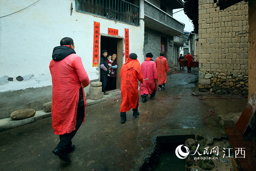 在江西省南丰县白舍镇，村民们跳傩舞庆祝新春。 谢卫民摄