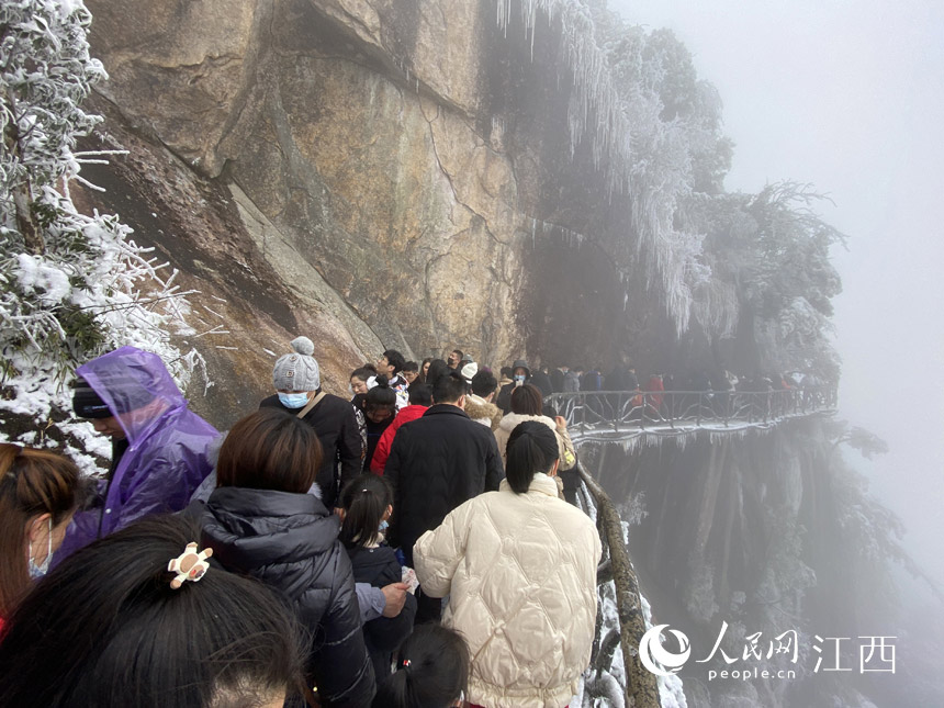 游客们冒着严寒登上三清山感受山顶的冬日美景。 王元星 摄