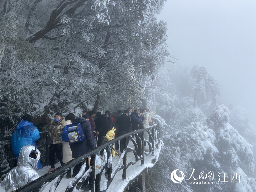 游客們冒著嚴寒登上三清山感受山頂的冬日美景。 王元星 攝
