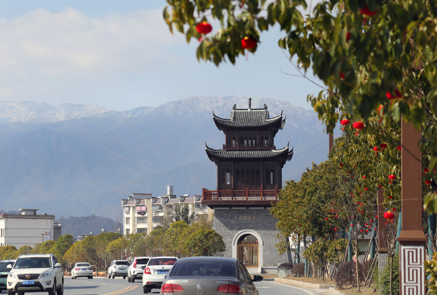 游客雲聚“中國歷史文化名村”——江西省宜豐縣天寶鄉天寶古村。何賤來攝