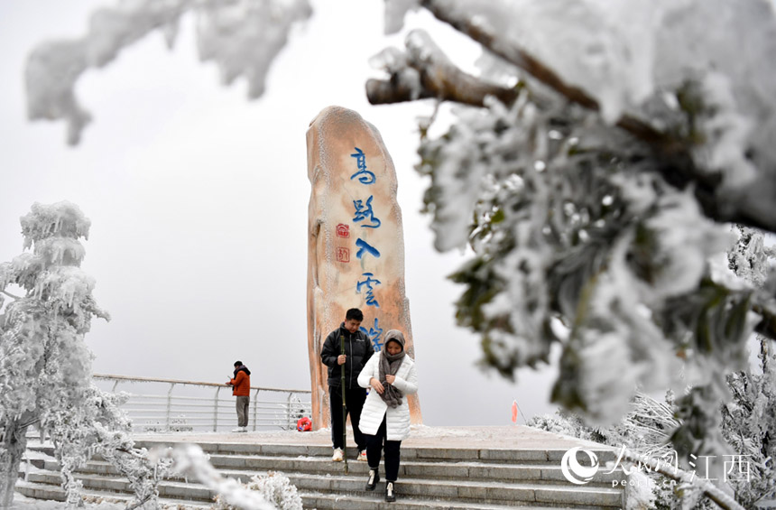 游客们登上南昌最高处欣赏冰雪。 人民网 时雨摄