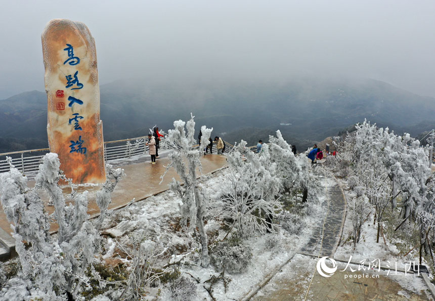 航拍鏡頭下的南昌最高處、海拔868米的梅嶺洗藥湖“高路入雲端”。 人民網 時雨攝