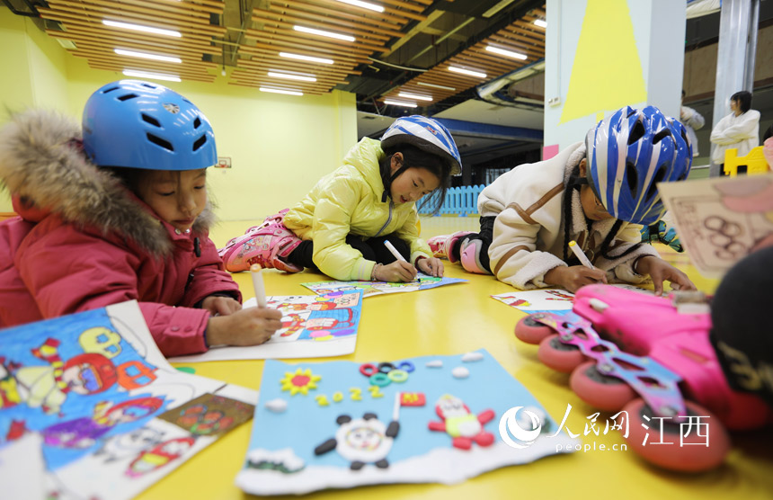 孩子們動手制作冬奧主題手工畫。 饒方其攝