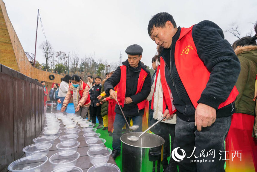 萍鄉安源青山中醫藥健康養生小鎮鑼鼓喧天，游客和當地群眾共同慶祝元宵節。黃曄攝