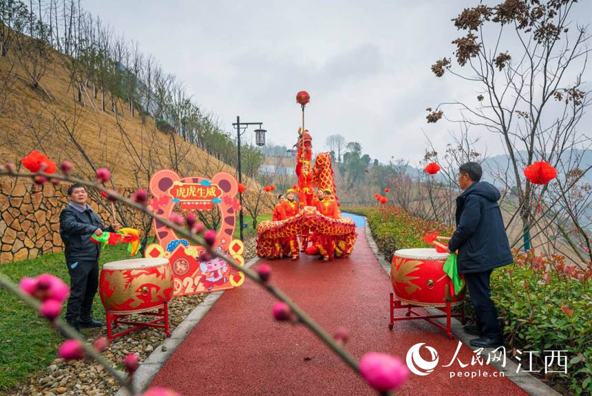 萍鄉安源青山中醫藥健康養生小鎮鑼鼓喧天，游客和當地群眾共同慶祝元宵節。黃曄攝