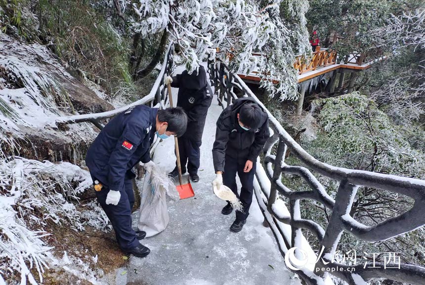 為確保游客在山上的安全，工作人員在景區除冰。 黃思源 攝