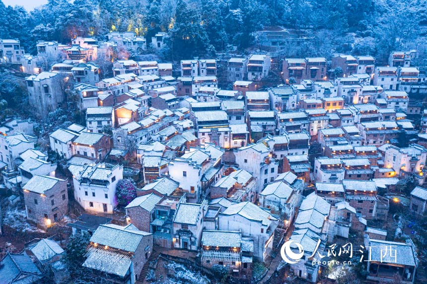 雪夜篁嶺。詹東華攝