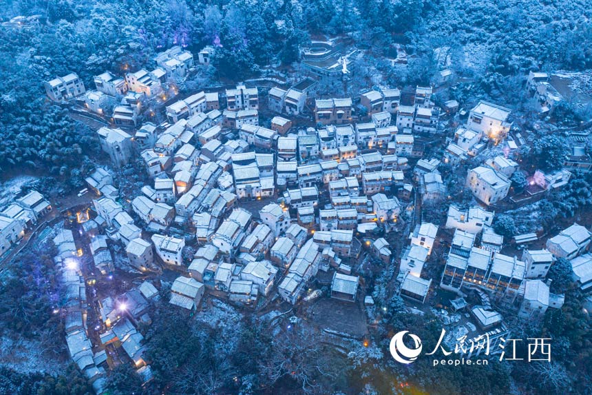 雪夜篁嶺。詹東華攝