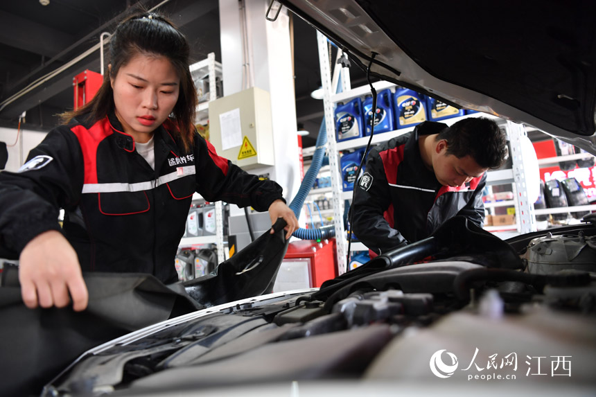 打開引擎蓋后，李佳麗准備對車輛進行維修。 人民網 時雨攝