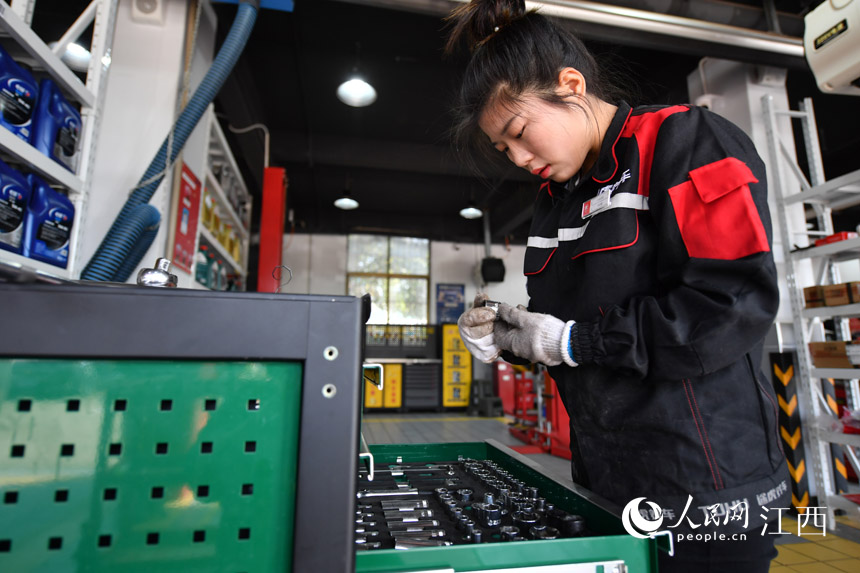 每輛車維修或保養結束后，李佳麗都要整理工具箱。 人民網 時雨攝