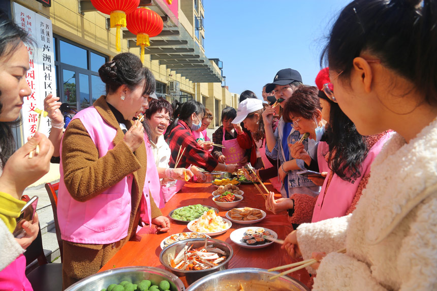 廚藝女達人現場制作、精心烹飪。王強攝