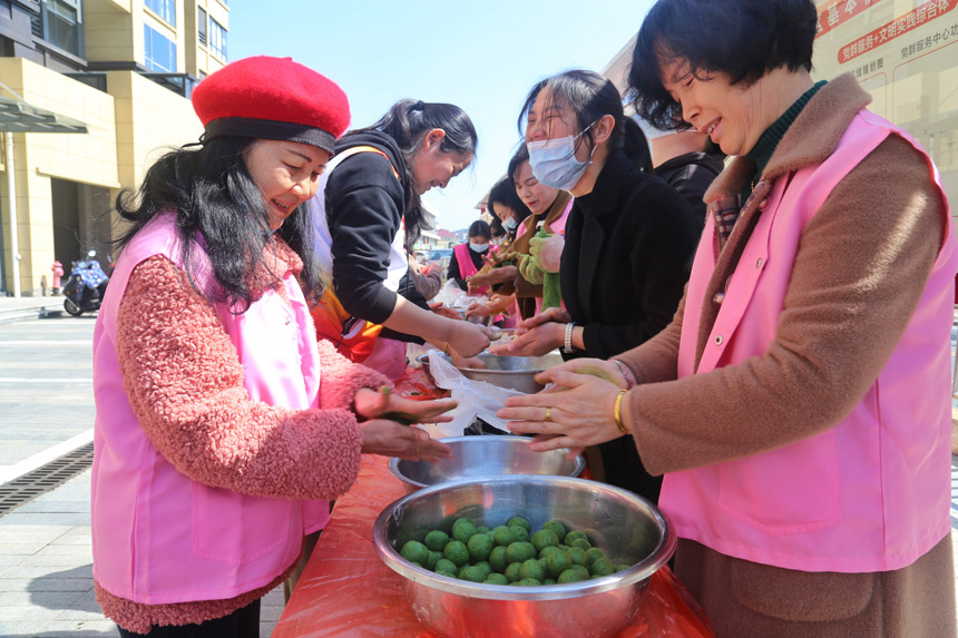 廚藝女達人現場制作、精心烹飪。王強攝