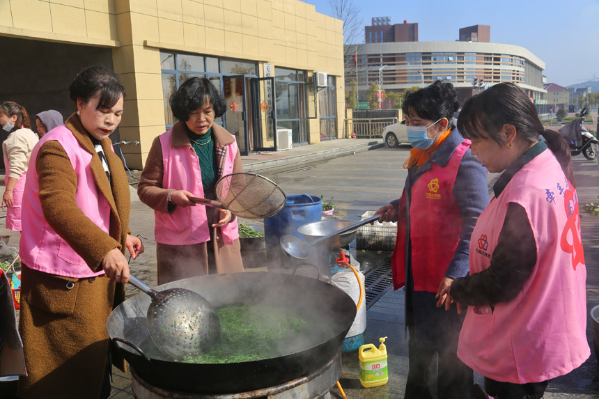 廚藝女達人現場制作、精心烹飪。王強攝