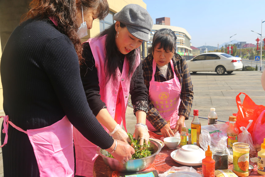 廚藝女達人現場制作、精心烹飪。王強攝