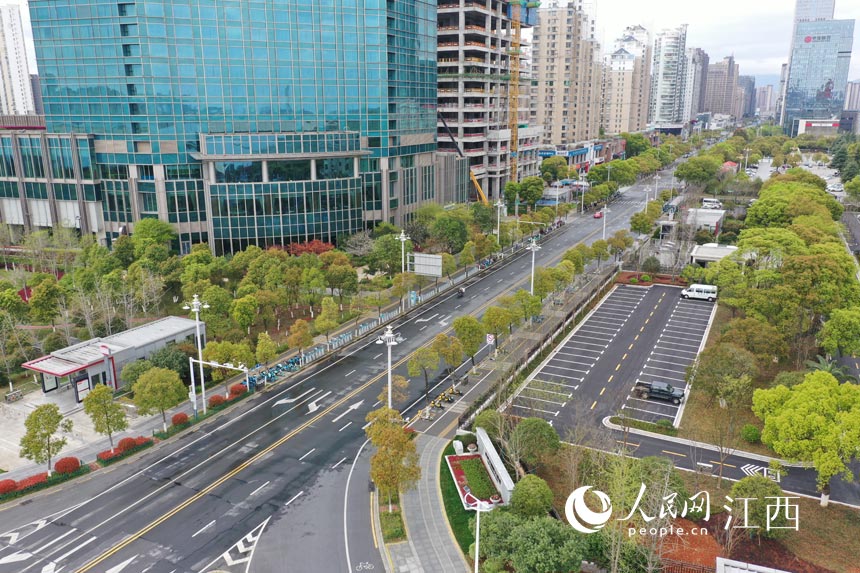南昌紅谷灘的街道上，人流車流稀少。 人民網 時雨攝