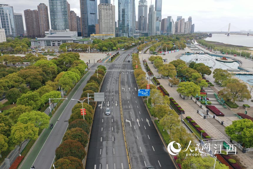 南昌紅谷灘的街道上，人流車流稀少。 人民網 時雨攝