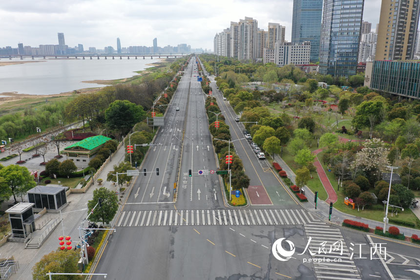 南昌紅谷灘的街道上，人流車流稀少。 人民網 時雨攝