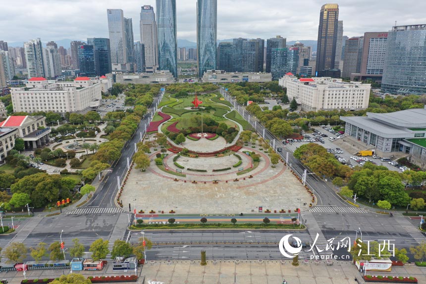南昌紅谷灘的街道上，人流車流稀少。 人民網 時雨攝