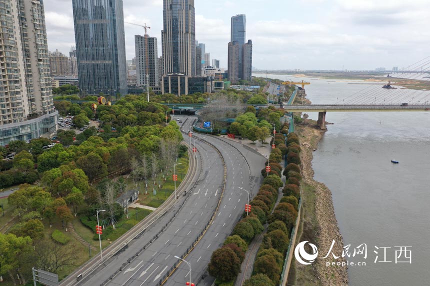 南昌紅谷灘的街道上，人流車流稀少。 人民網 時雨攝