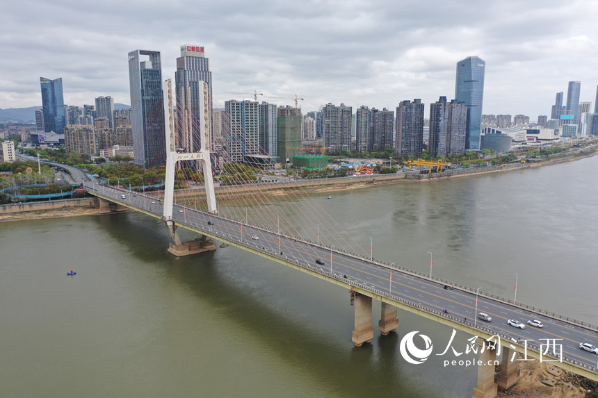 南昌八一大橋上人流車流稀少。 人民網 時雨攝