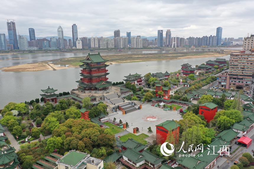 滕王閣景區封閉，景區內看不到游客。 人民網 時雨攝