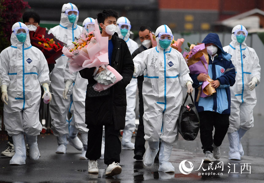 25日，南昌5位新冠肺炎治愈者达到出院标准，其中4位走出医院大门。 人民网 时雨摄