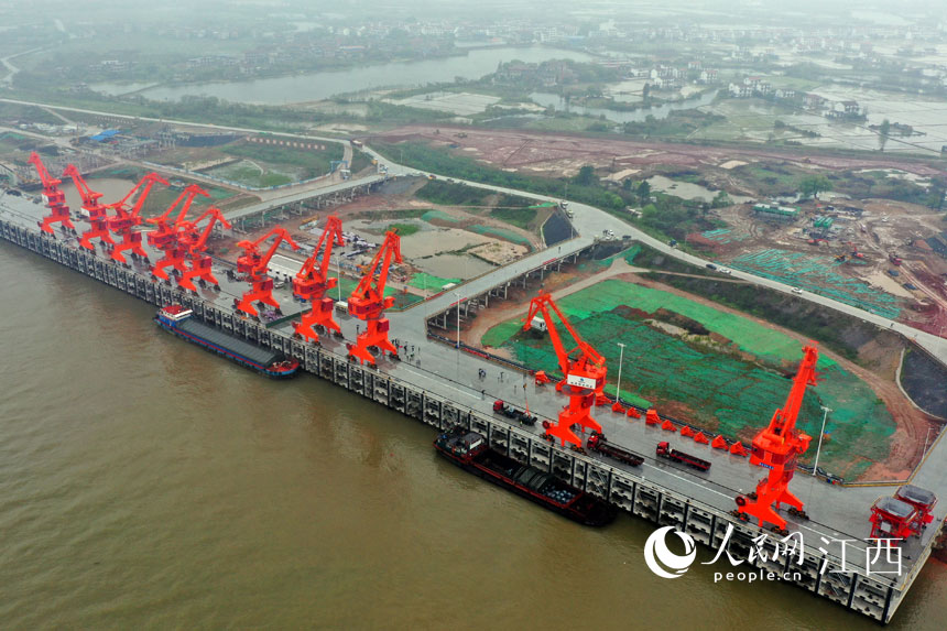 南昌港在建规模最大的综合码头项目姚湾综合码头正式开港运营。 人民网 时雨摄