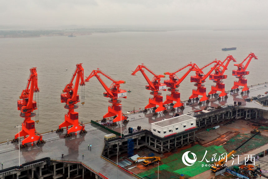 南昌港在建規模最大的綜合碼頭項目姚灣綜合碼頭正式開港運營。 人民網 時雨攝