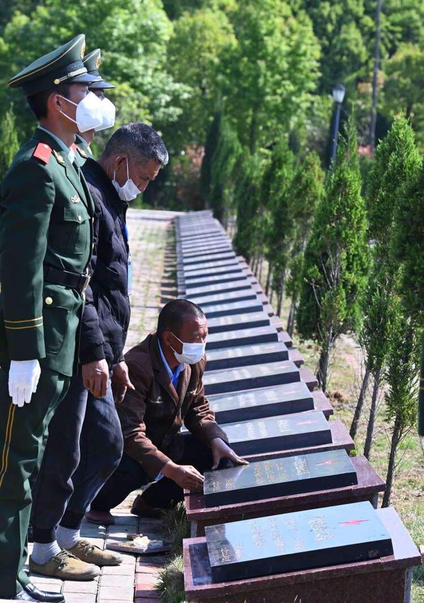 江西省赣州市于都县散葬烈士墓集中迁葬入园仪式在于都烈士纪念园举行。 刘青 摄
