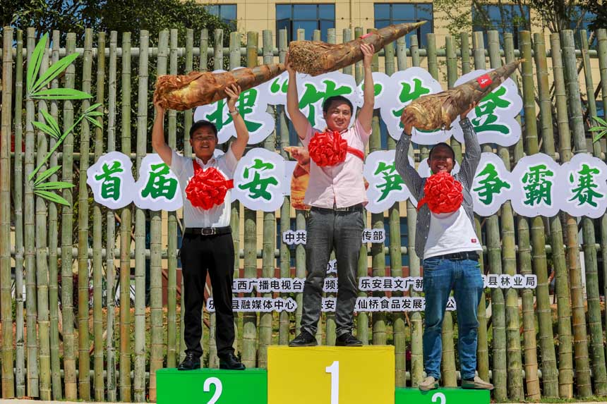 獲得前三名的選手在台上領獎。 黃煜 攝